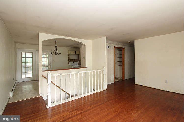 13611 Kingsman Road Woodbridge, VA 22193 - Photo 5 of 24 Living Room