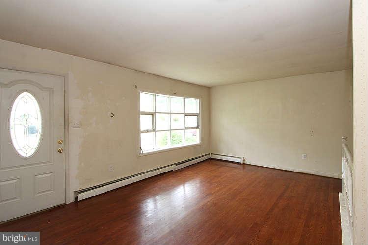13611 Kingsman Road Woodbridge, VA 22193 - Photo 6 of 24 Bedroom Master