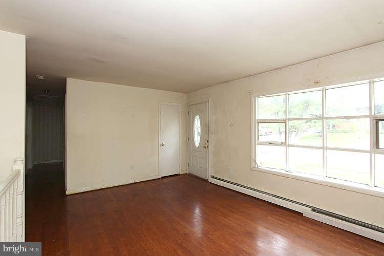 13611 Kingsman Road Woodbridge, VA 22193 - Photo 7 of 24 Living Room