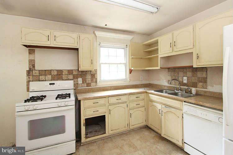 13611 Kingsman Road Woodbridge, VA 22193 - Photo 9 of 24 Kitchen