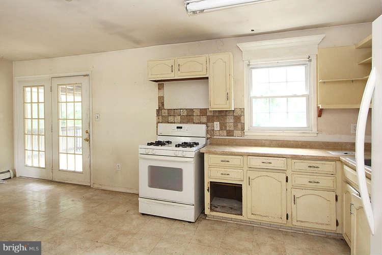 13611 Kingsman Road Woodbridge, VA 22193 - Photo 10 of 24 Kitchen