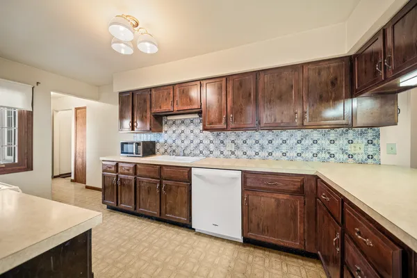 $235,000 | 208 West 28th Avenue, Coal Valley, IL 61240