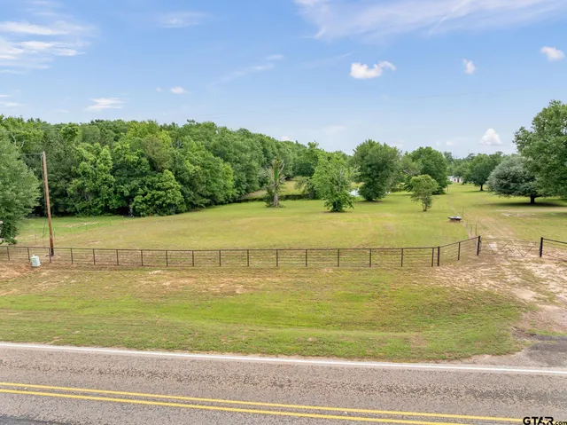 a view of a tennis court