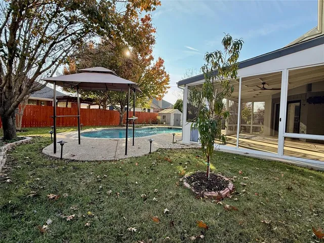 a view of a backyard