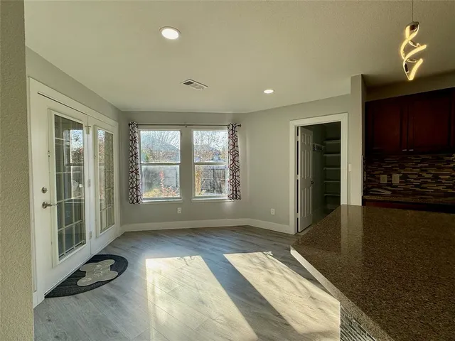 a view of livingroom with furniture