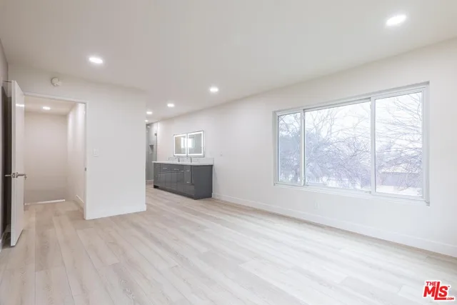 a view of a big room with a kitchen
