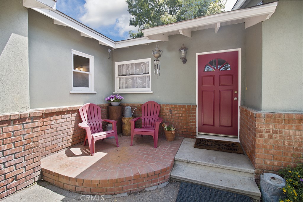 2726 Tapo Street Simi Valley, CA 93063 - Photo 3 of 48 a living room with furniture
