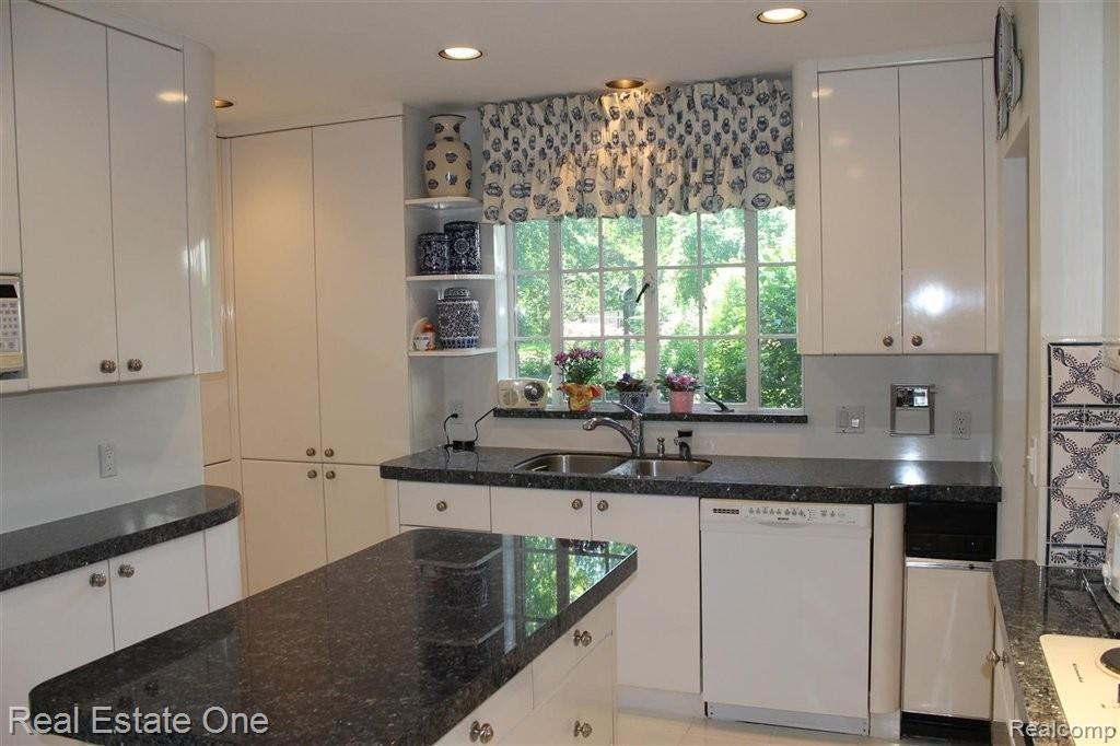 4540 Walnut Lake Road Bloomfield Hills, MI 48301 - Photo 16 of 24 img_8318 (Large).jpg