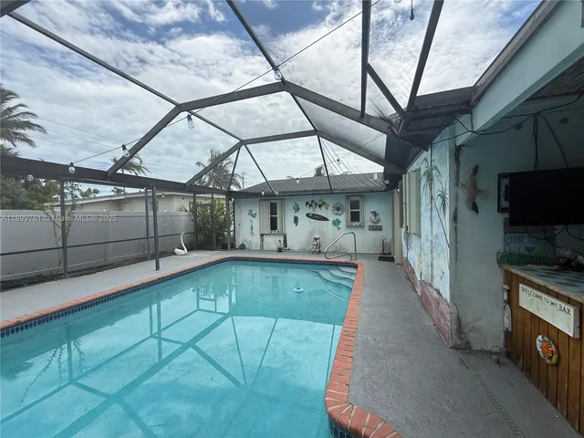 a view of a backyard