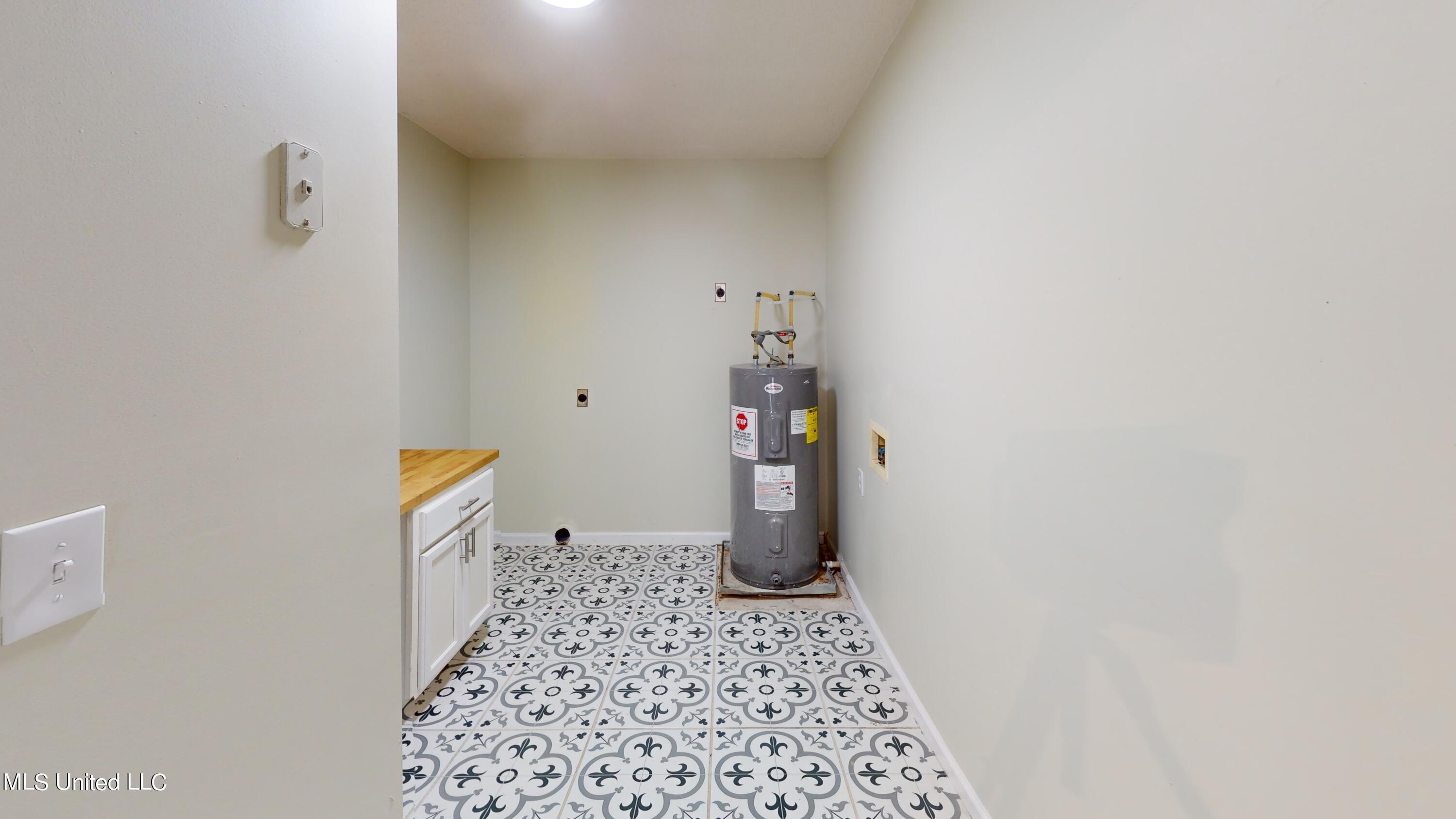 256 Garfield Road Byhalia, MS 38611 - Photo 29 of 33 256-Garfield-Rd-Laundry