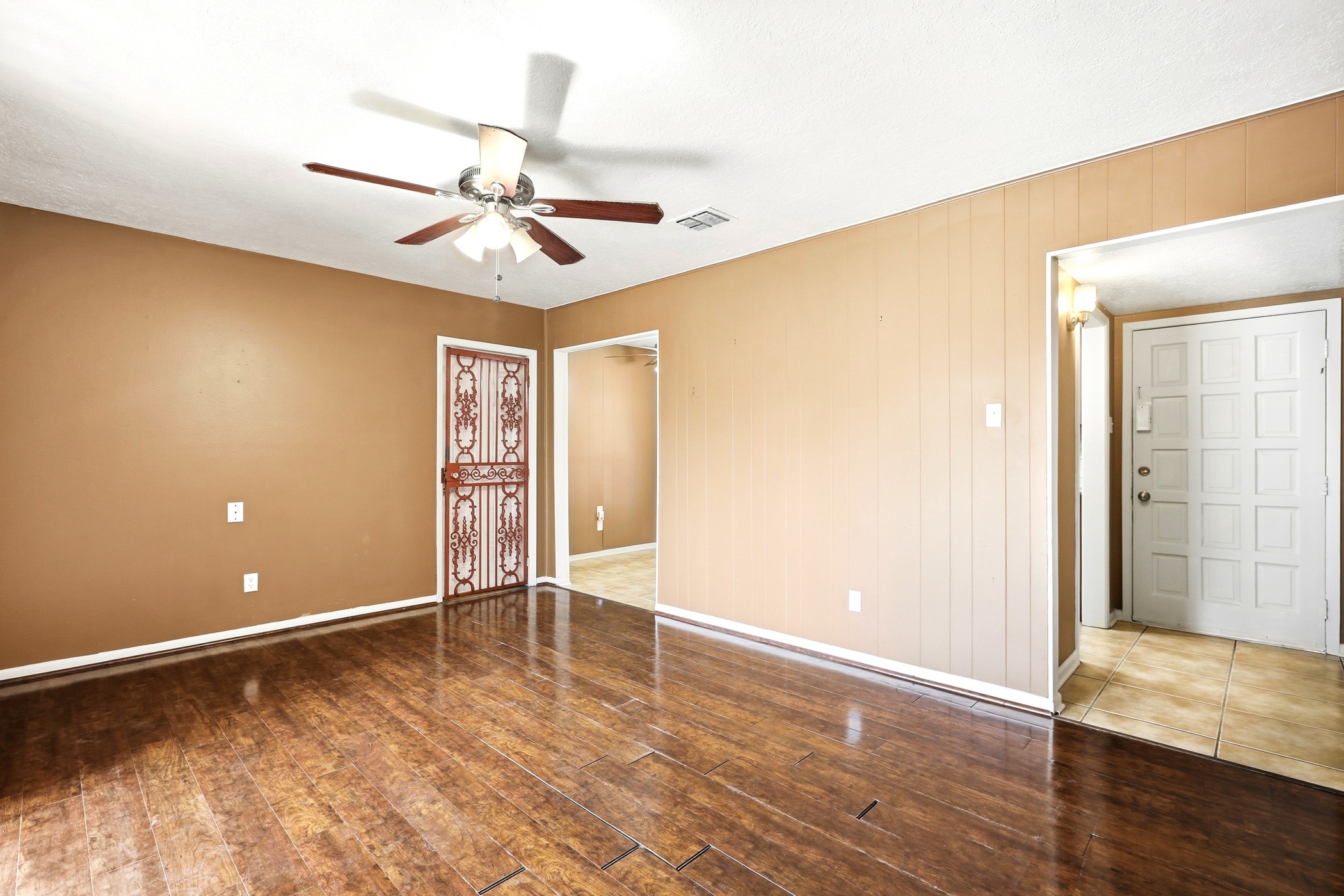 1507 Willow Rock Road Houston, TX 77088 - Photo 10 of 27 Living room flows directly from the tiled front entry, with warm laminate floors and a ceiling fan for year-round comfort.