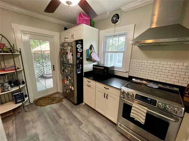 a view of an outdoor sitting area with furniture and backyard