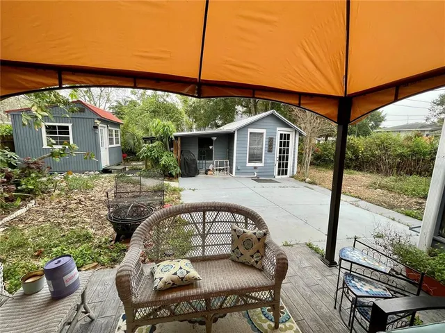 a view of a house with backyard