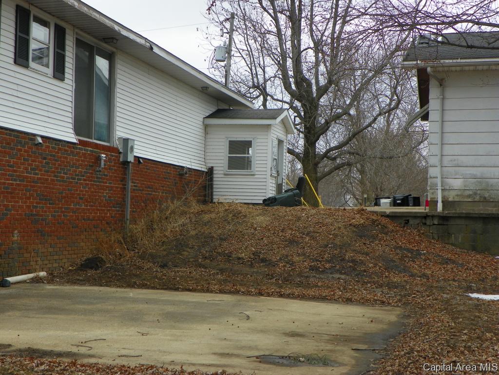 1639 Sandusky Road Jacksonville, IL 62650 - Photo 2 of 24