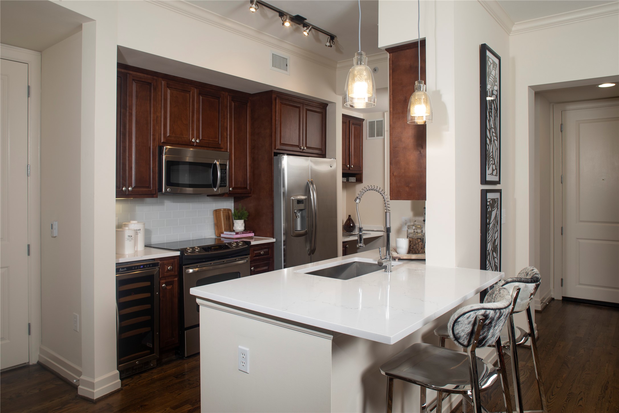 2929 Westheimer Road, Unit 615 Houston, TX 77098 - Photo 8 of 12 Designer Kitchens with Pendant & Under Cabinet Lighting and Marble-style Quartz Countertops (Willowick Floor Plan)