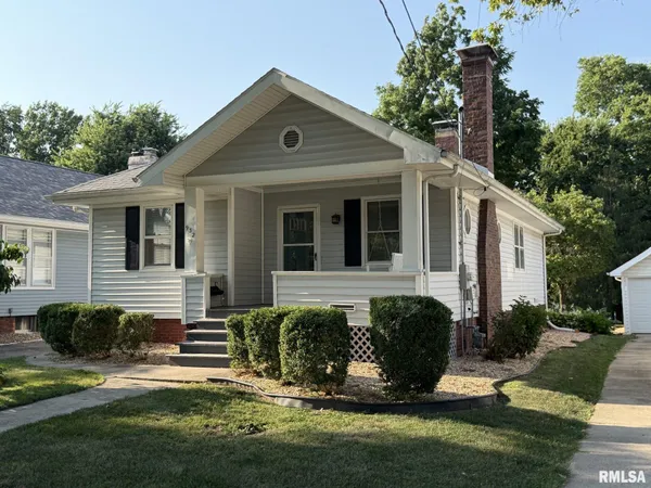 $169,000 | 932 West Douglas Avenue, Jacksonville, IL 62650