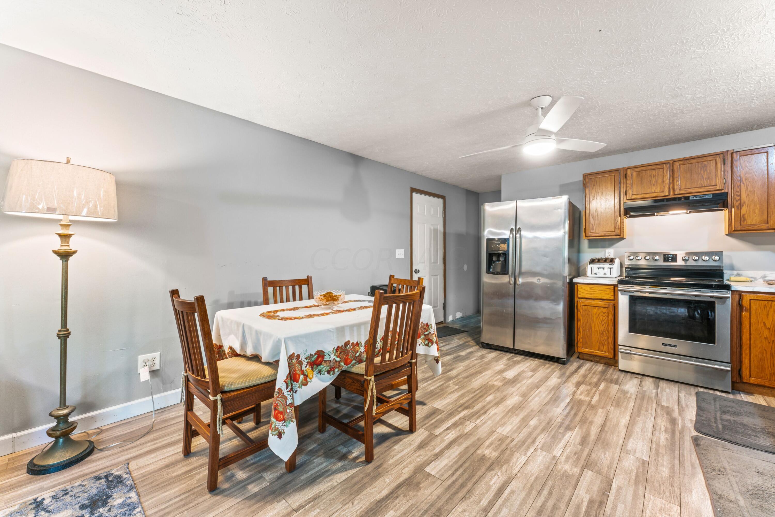 443 South Waggoner Road Reynoldsburg, OH 43068 - Photo 17 of 42 KICTHEN WITH EATING SPACE
