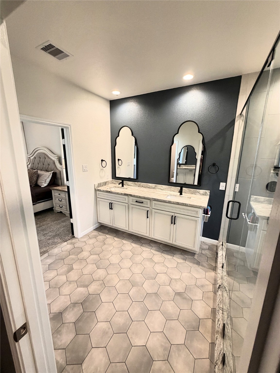 443 Stonebrook Lane Conroe, TX 77304 - Photo 7 of 21 Upgraded Granite in all bathrooms with custom upgrades.