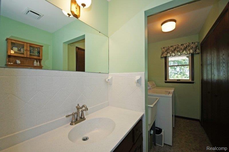 1037 Strasburg Road Monroe, MI 48161 - Photo 9 of 27 DSC09419.JPG