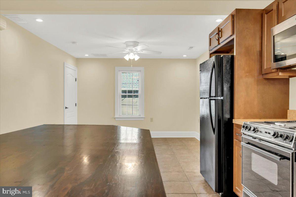 301 Boxwood Road Wilmington, DE 19804 - Photo 31 of 50 2nd Floor 2-Bedroom Apt - Kitchen to Living Room