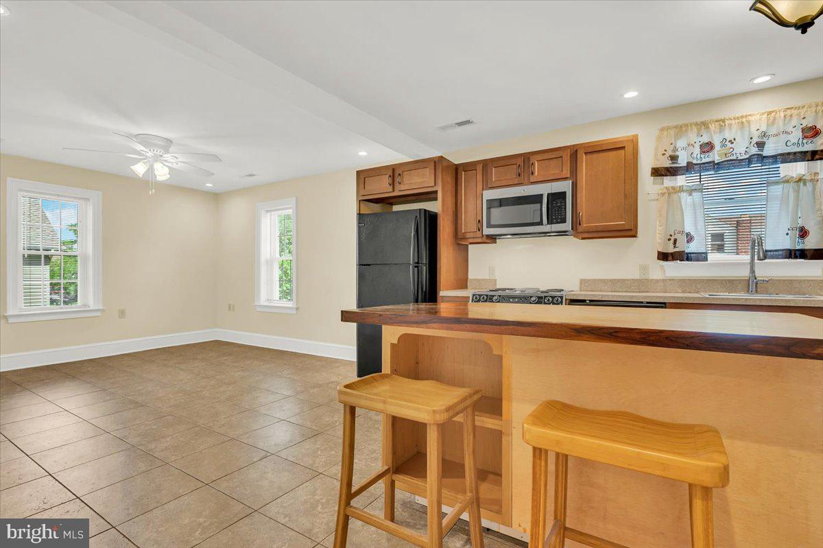301 Boxwood Road Wilmington, DE 19804 - Photo 33 of 50 2nd Floor 2-Bedroom Apt - Kitchen to Living Room