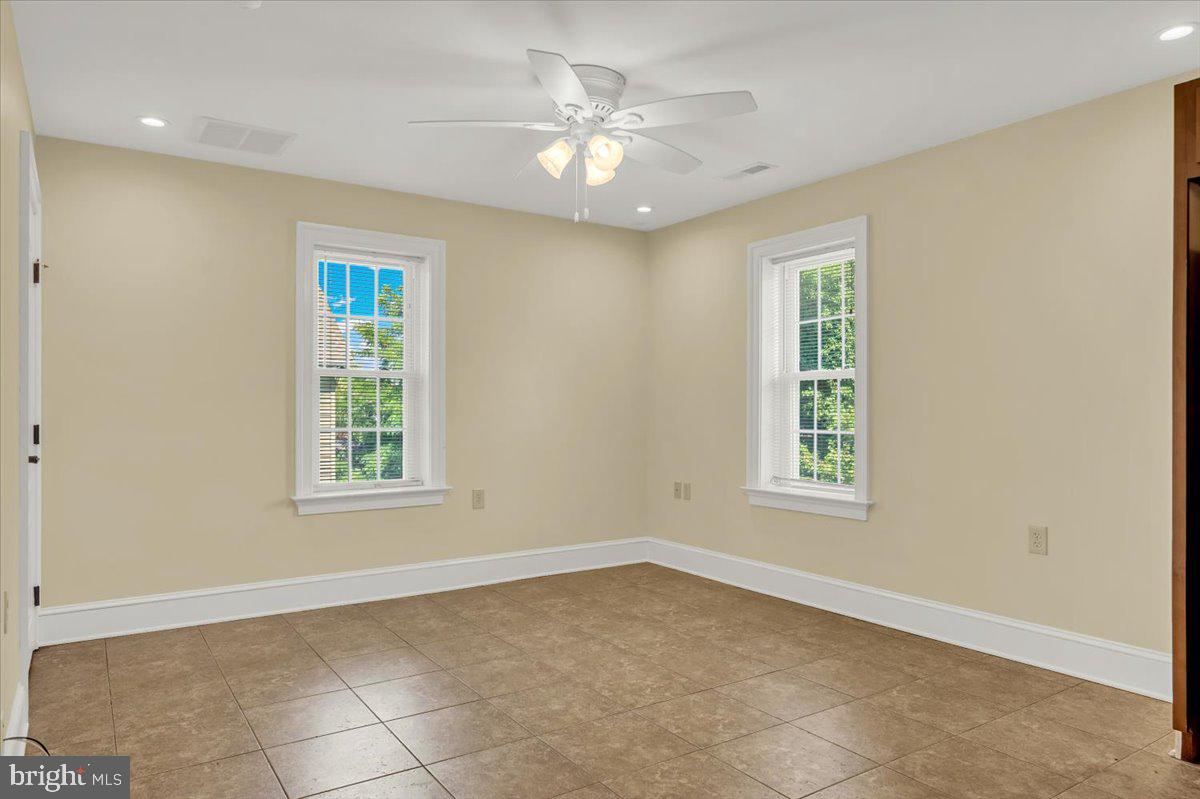 301 Boxwood Road Wilmington, DE 19804 - Photo 34 of 50 2nd Floor 2-Bedroom Apt - Living Room