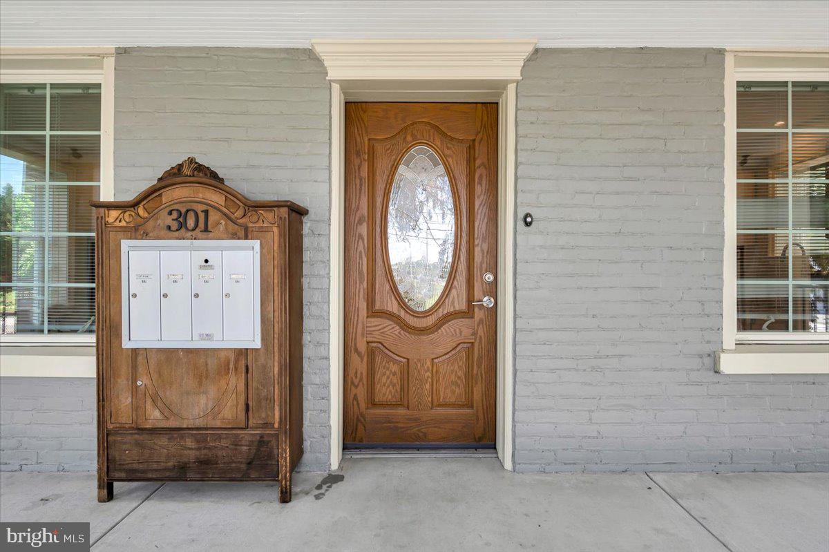 301 Boxwood Road Wilmington, DE 19804 - Photo 4 of 50 Front porch with building mailbox