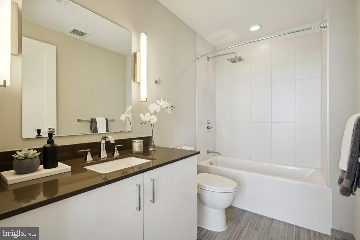 88 V Street Southwest, Unit PH1 Washington, DC 20024 - Photo 20 of 66 2nd Bedroom ensuite full bathroom