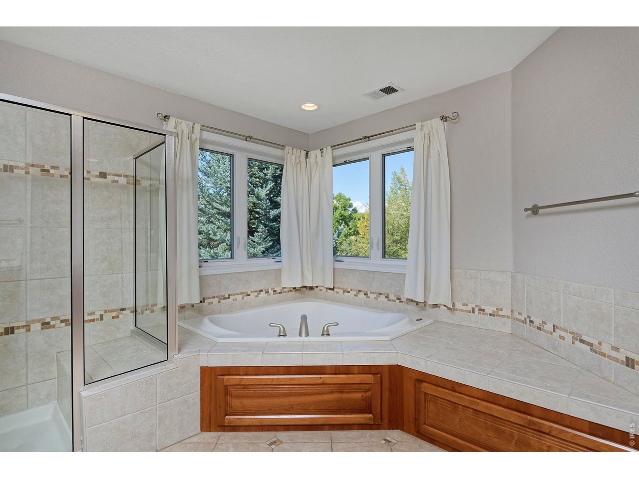 1260 Hawk Ridge Road Lafayette, CO 80026 - Photo 25 of 48 Jetted tub