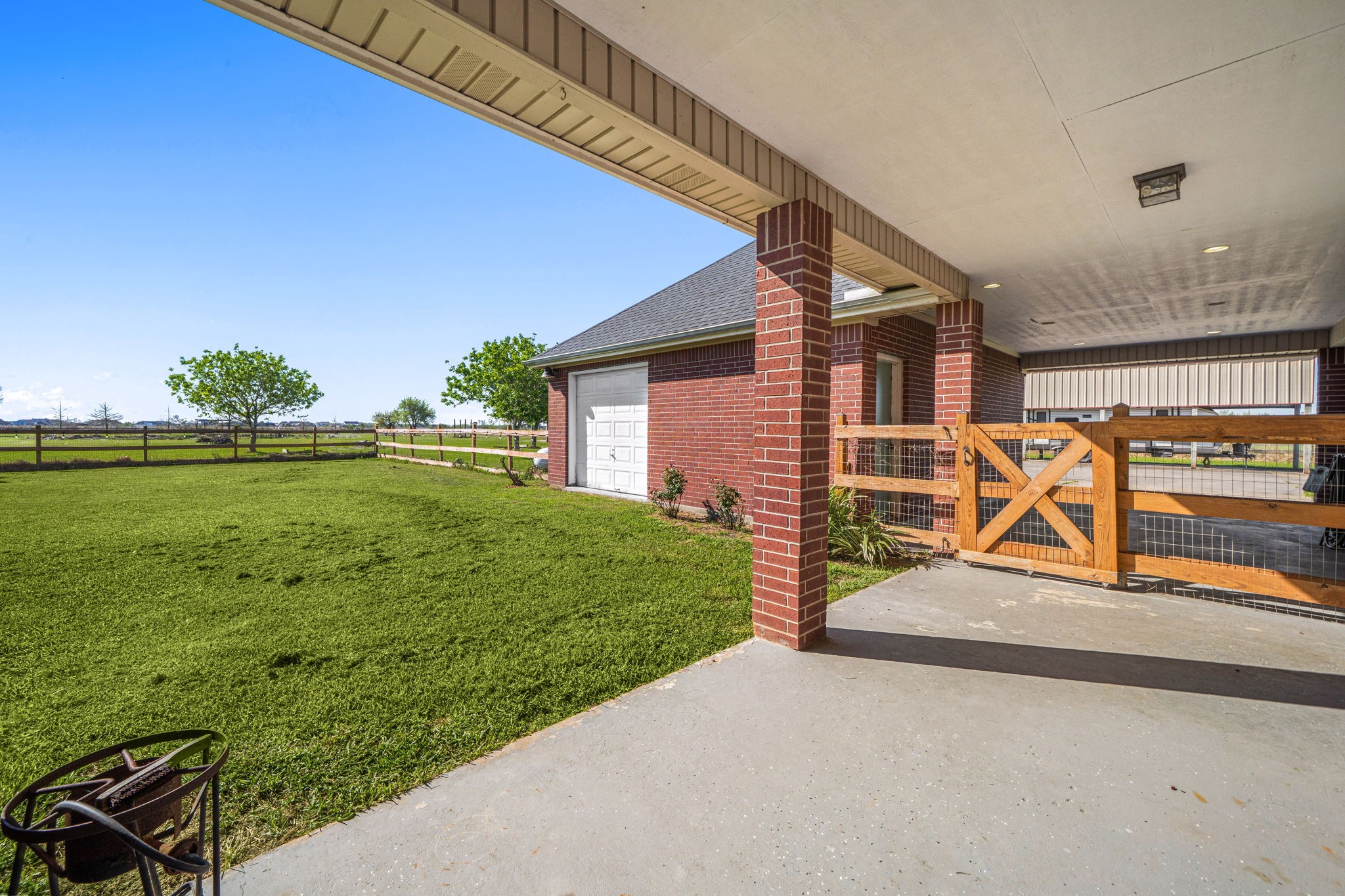 7740 Farm To Market 1462 Rosharon, TX 77583 - Photo 25 of 35 a view of a backyard with hardwood