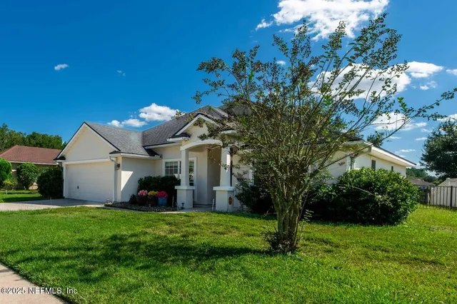 a view of a house with backyard and garden