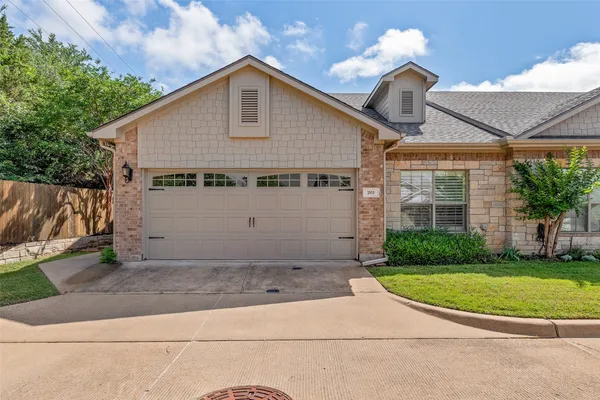 $269,900 | 201 Chelsea Court, Granbury, TX 76049