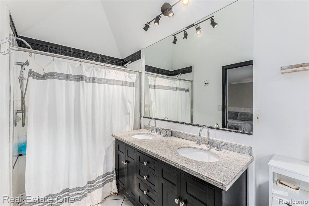 3576 Beach Road Troy, MI 48084 - Photo 15 of 27 Gallery Image 15