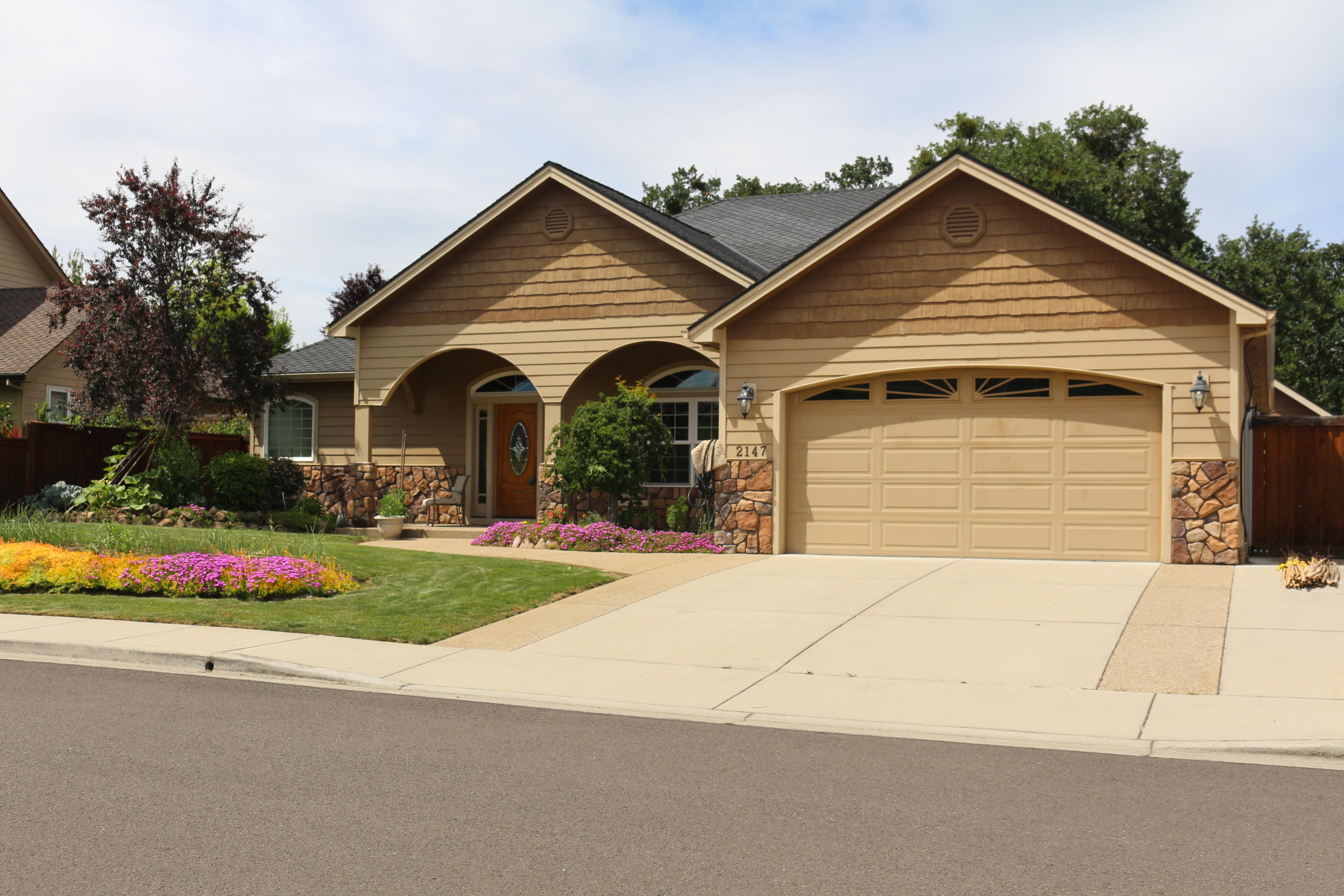 2147 Rabun Way Central Point, OR 97502 - Photo 1 of 20 Front