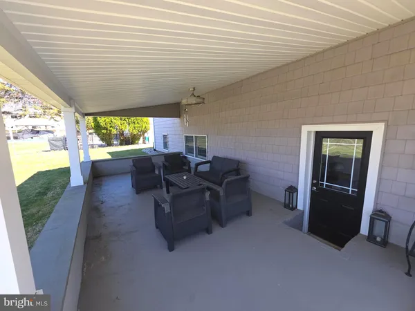 a view of a backyard