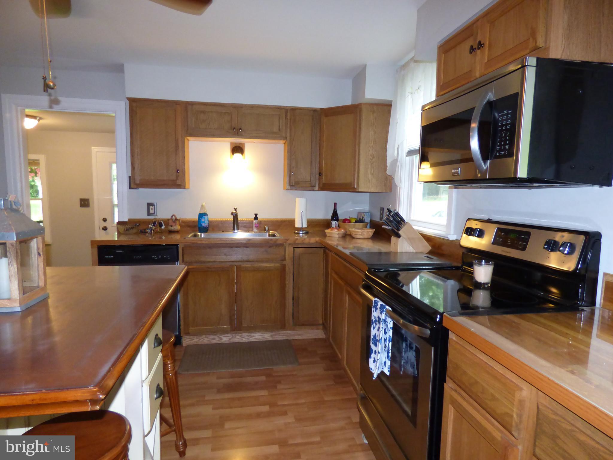 235 Reid Road Coatesville, PA 19320 - Photo 11 of 32 Oak cabinets