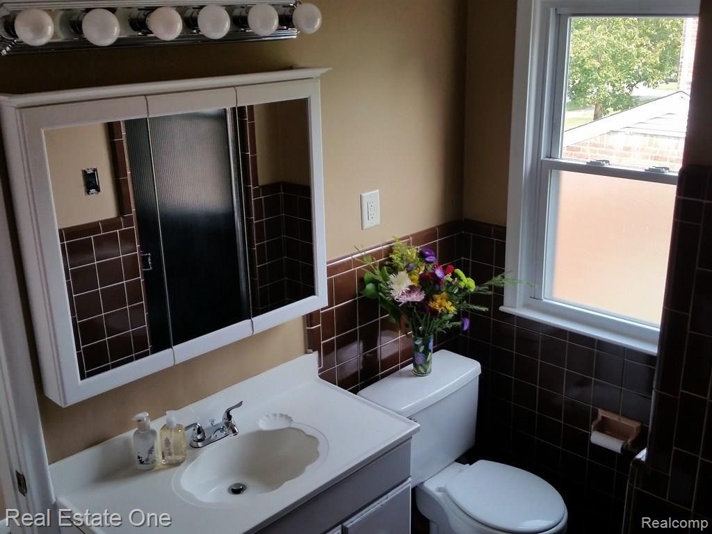 27 Millington Road Pleasant Ridge, MI 48069 - Photo 29 of 64 20170904_150433.jpg