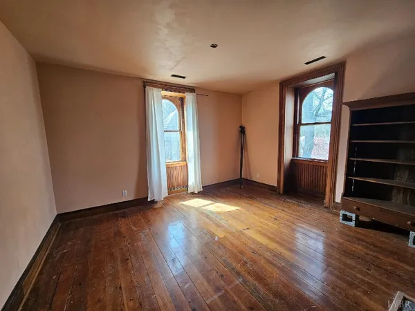a view of livingroom with hardwood