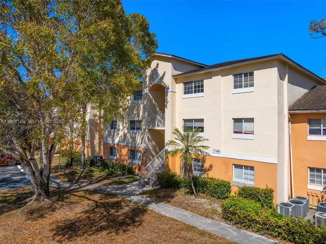 a view of a front of house with a yard