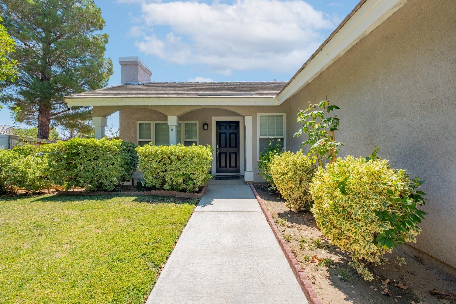 44628 Shadowcrest Drive Lancaster, CA 93536 - Photo 3 of 23 front view of a house with a yard