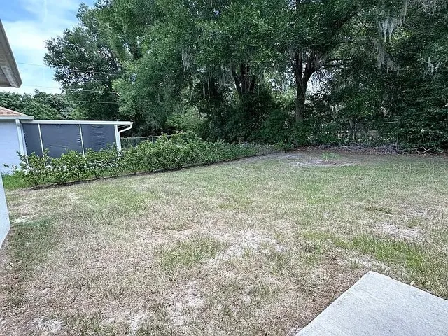 a view of a backyard