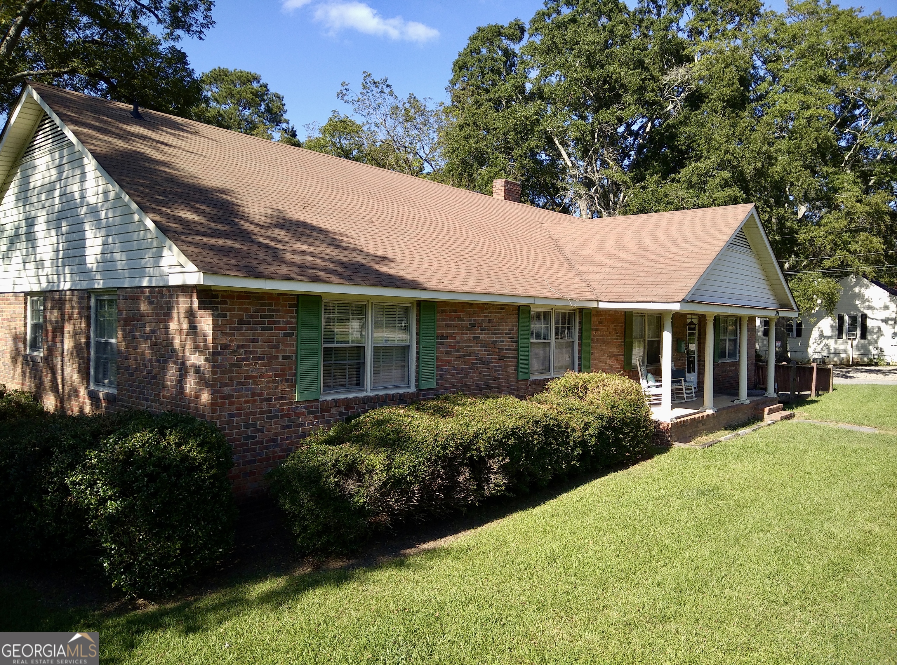 324 North Rhodes Street Union Point, GA 30669 - Photo 2 of 94 a front view of a house with garden
