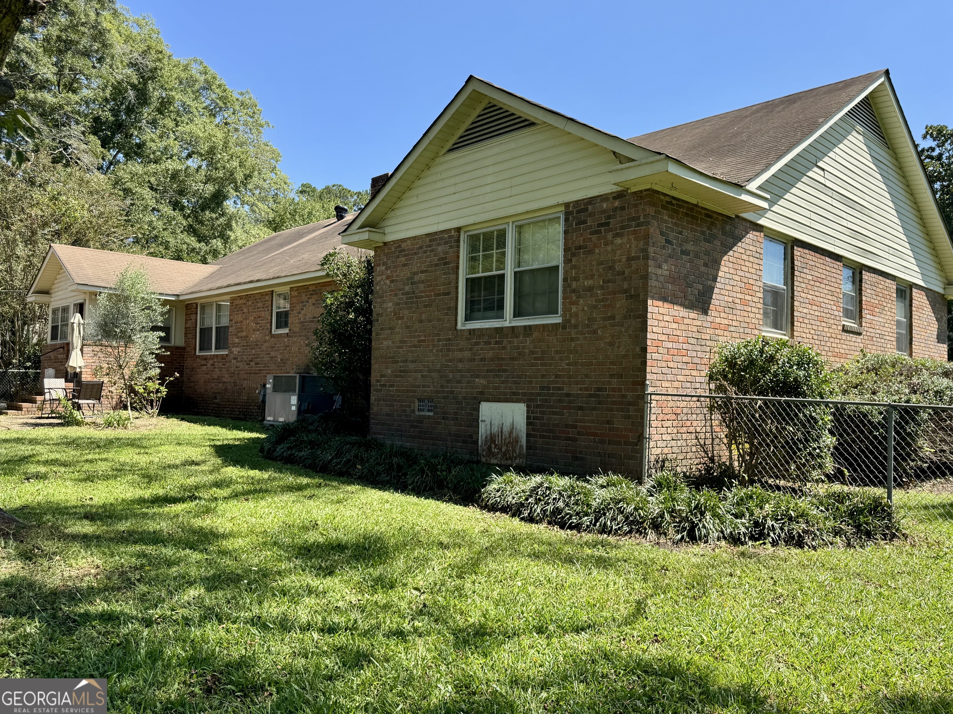 324 North Rhodes Street Union Point, GA 30669 - Photo 5 of 94