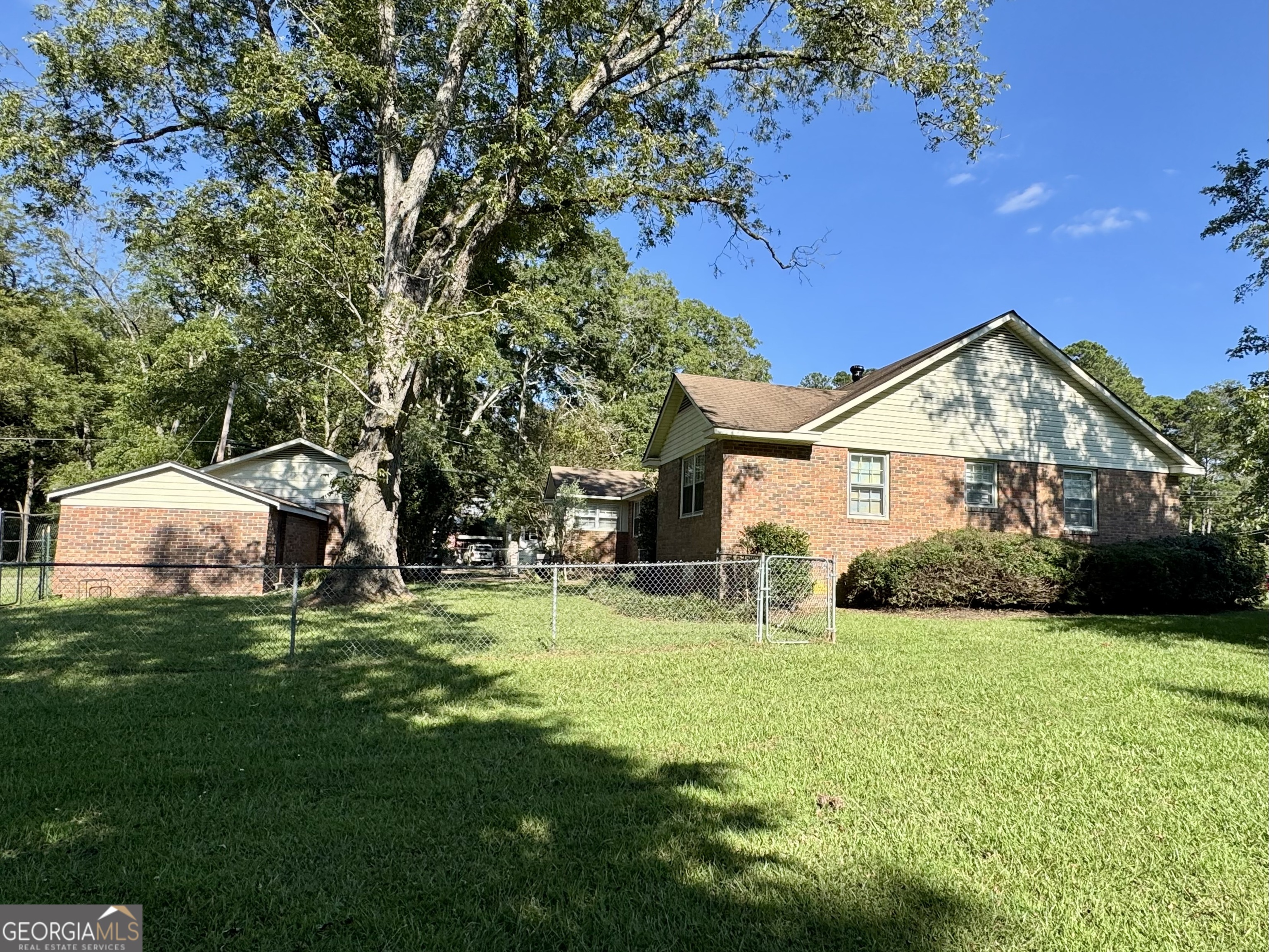 324 North Rhodes Street Union Point, GA 30669 - Photo 91 of 94 a front view of house with yard and green space