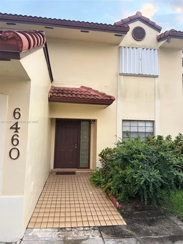 a view of entryway with a garden