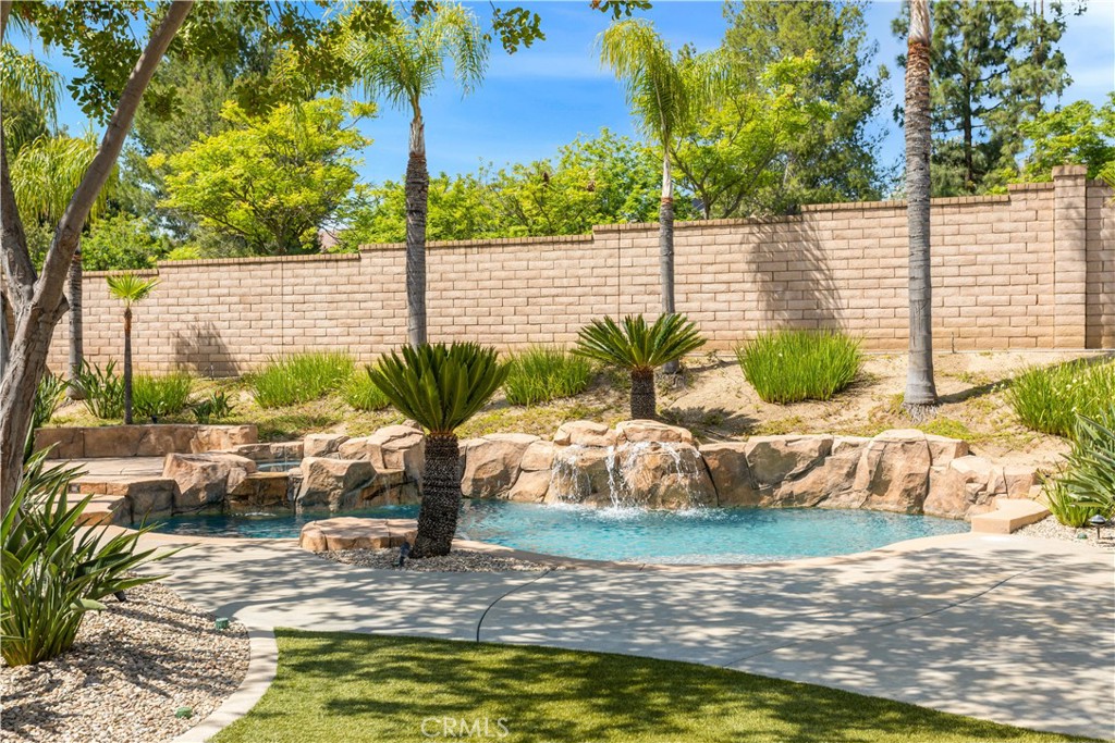 33351 Nicholas Common Temecula, CA 92592 - Photo 33 of 42 a view of a garden with plants