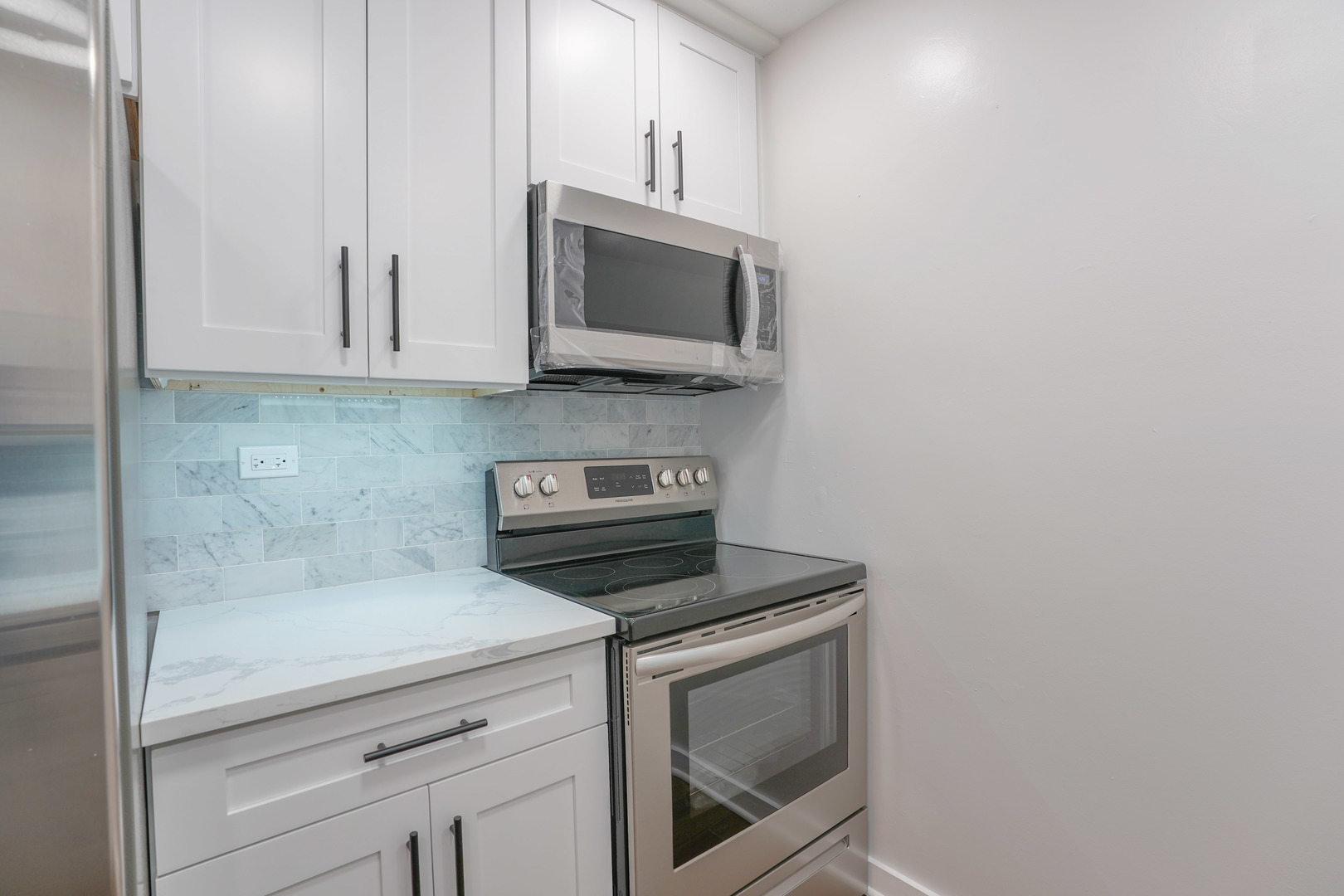 816 East Old Willow Road, Unit 112 Prospect Heights, IL 60070 - Photo 8 of 17 a kitchen with a stove and a microwave