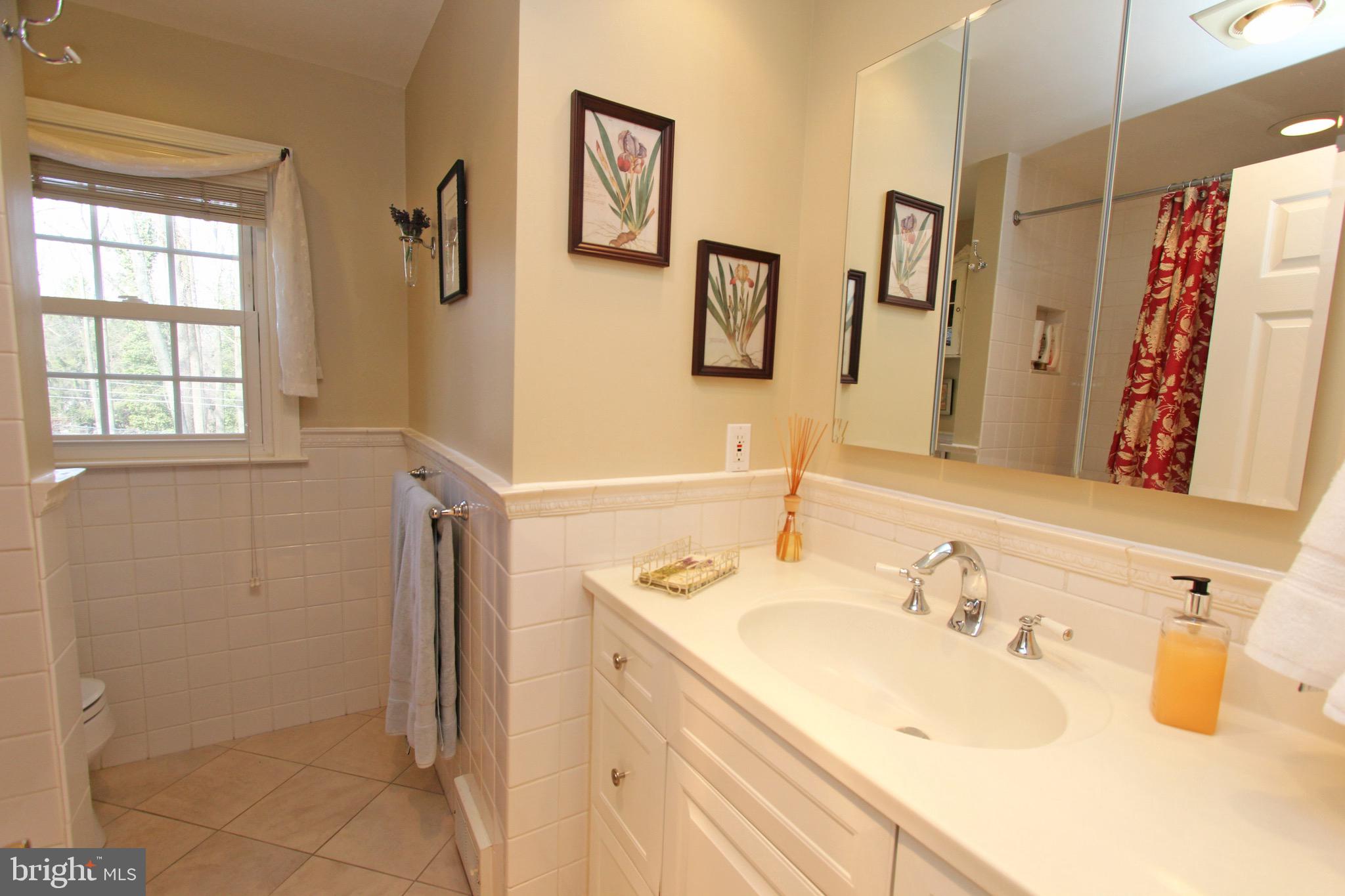 419 Woodcrest Road Wayne, PA 19087 - Photo 31 of 44 hall bath up -tile tub