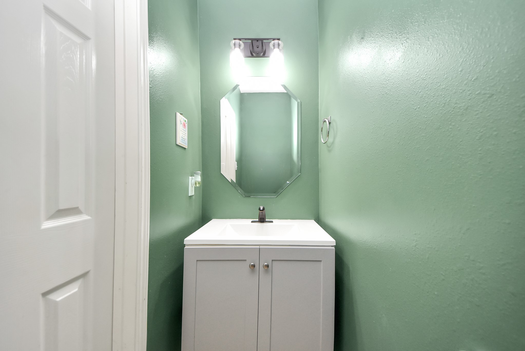 14103 Imperial Wood Lane Rosharon, TX 77583 - Photo 21 of 36 Convenient downstairs half bath for guests