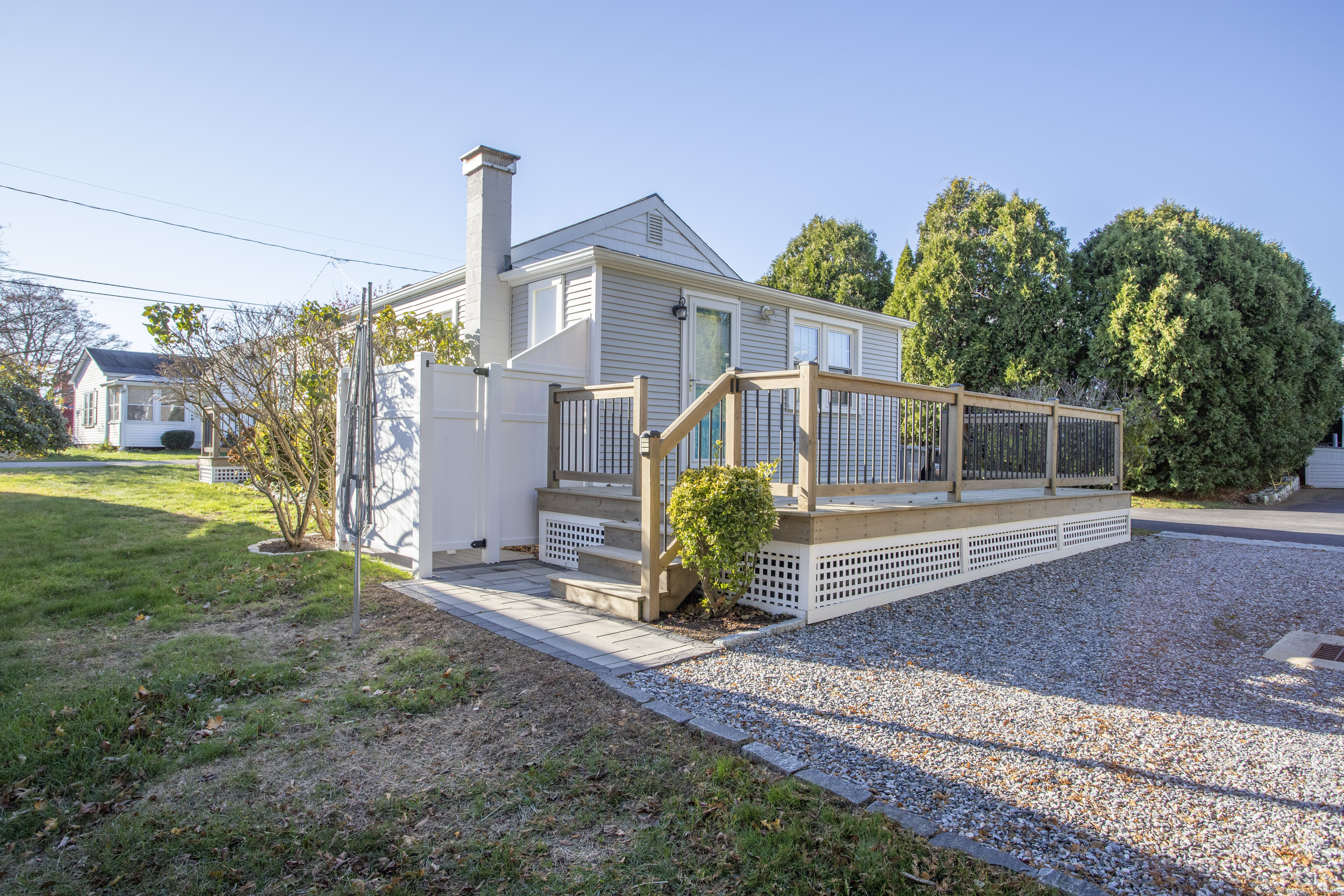 10 Dorothy Road Westbrook, CT 06498 - Photo 4 of 25 a front view of a house with garden